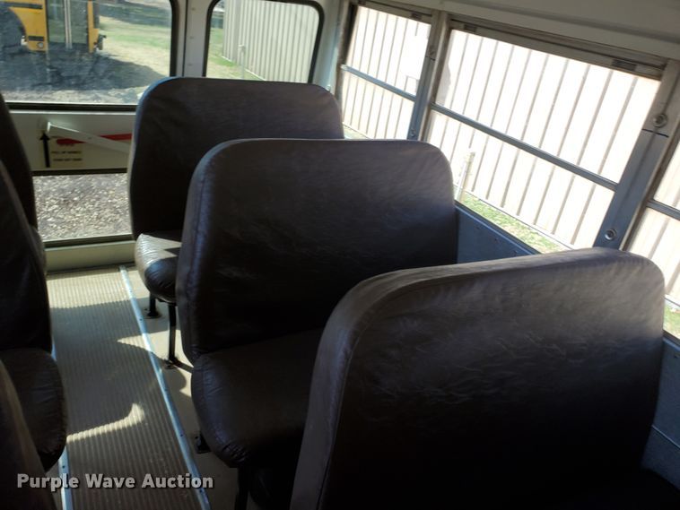 image for item IX9035 2001 International 3800  school bus