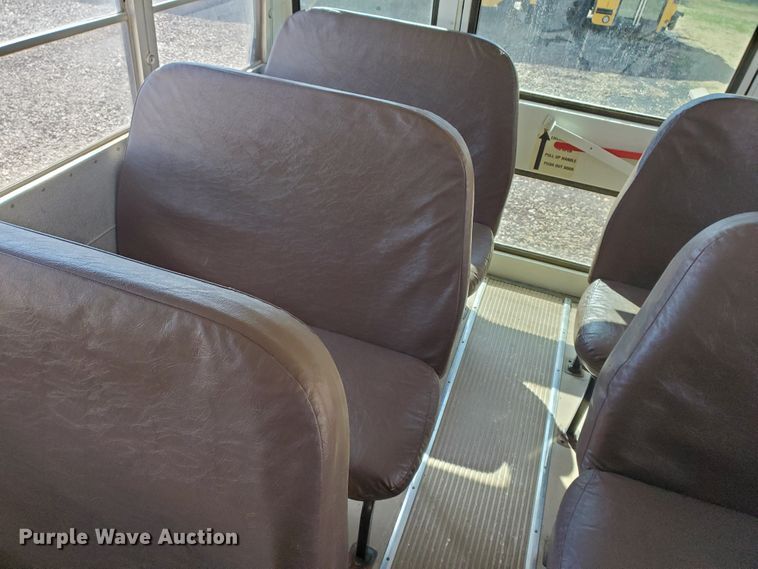 image for item IX9035 2001 International 3800  school bus