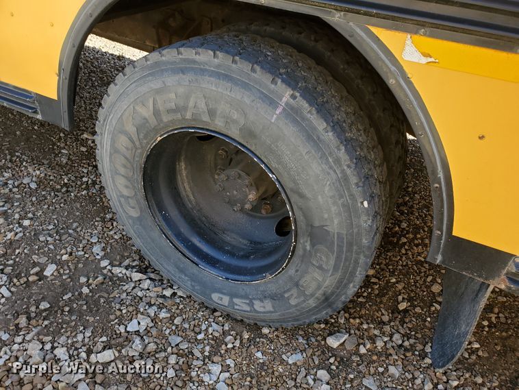 image for item IX9035 2001 International 3800  school bus