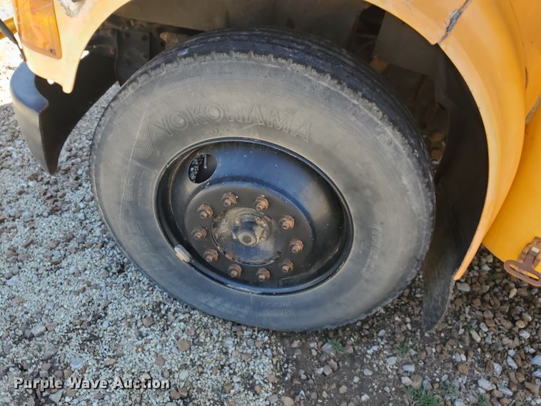 image for item IX9035 2001 International 3800  school bus