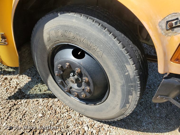 image for item IX9035 2001 International 3800  school bus