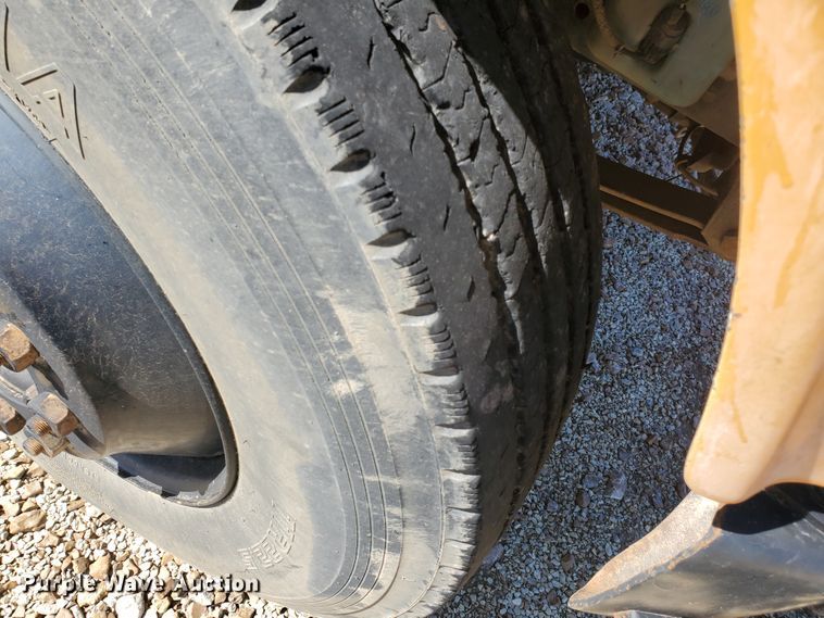 image for item IX9035 2001 International 3800  school bus