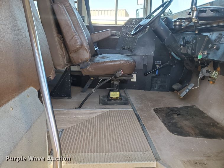 image for item IX9036 2000 International 3800  school bus