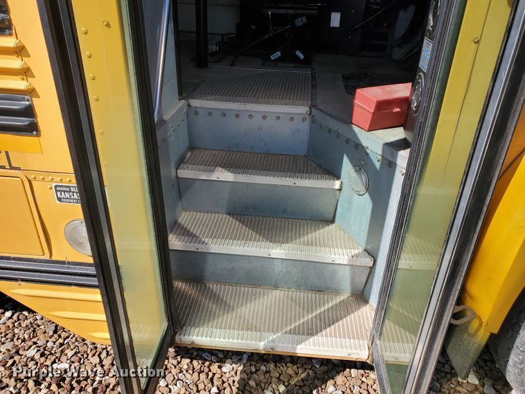 image for item IX9037 2001 International 3800  school bus