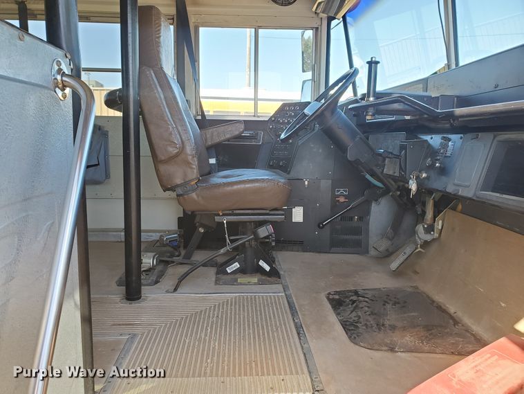 image for item IX9037 2001 International 3800  school bus