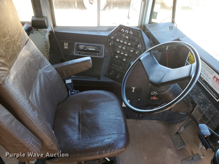 image for item IX9037 2001 International 3800  school bus