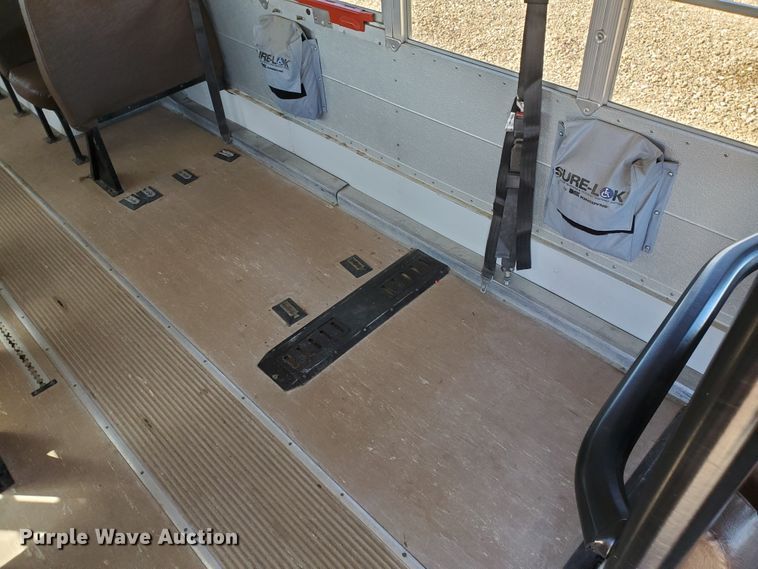 image for item IX9037 2001 International 3800  school bus