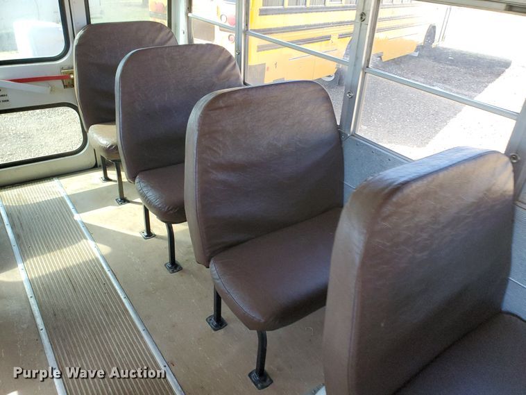 image for item IX9037 2001 International 3800  school bus