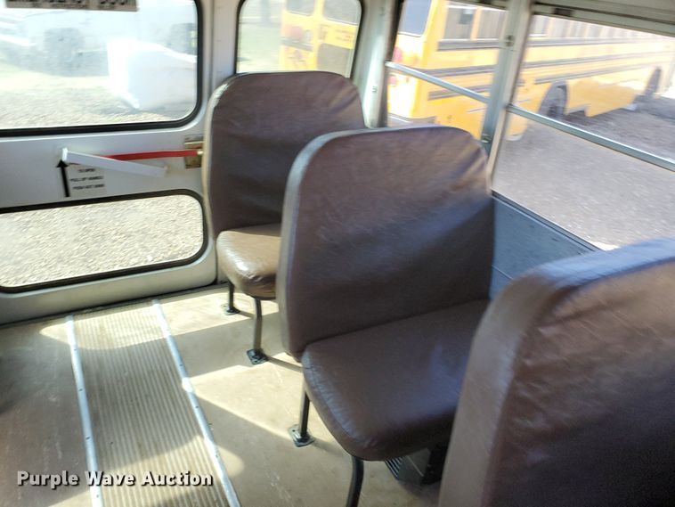 image for item IX9037 2001 International 3800  school bus