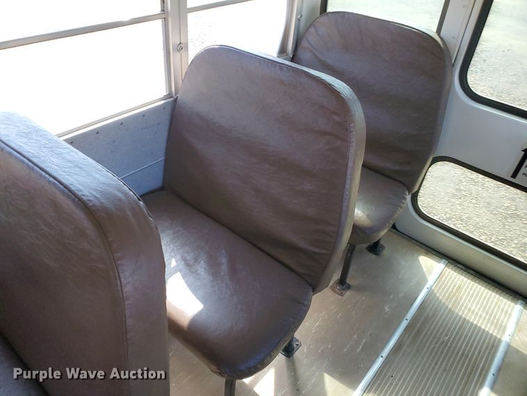 image for item IX9037 2001 International 3800  school bus