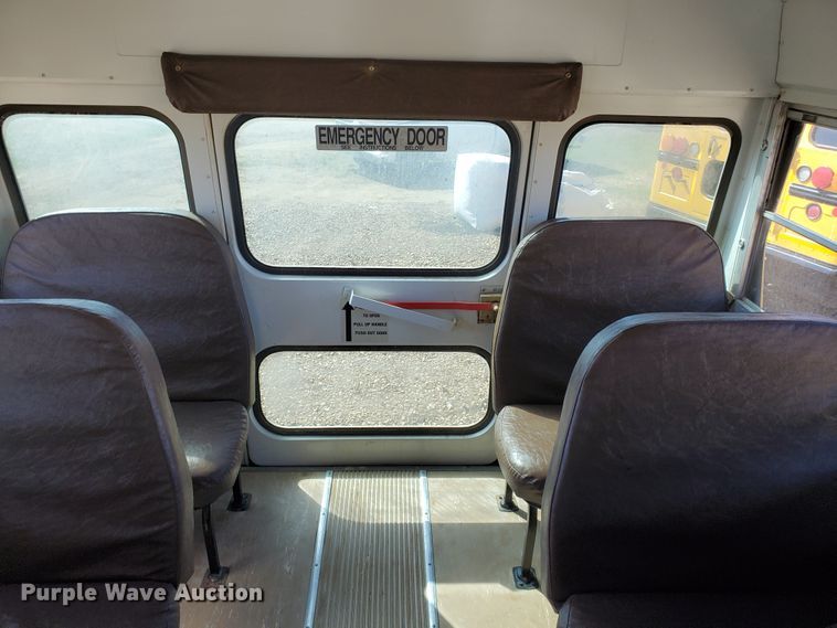 image for item IX9037 2001 International 3800  school bus