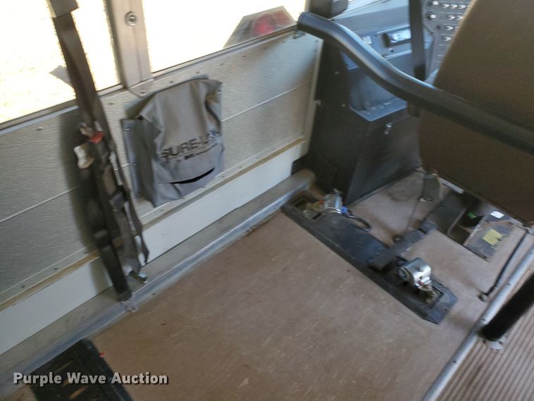 image for item IX9037 2001 International 3800  school bus