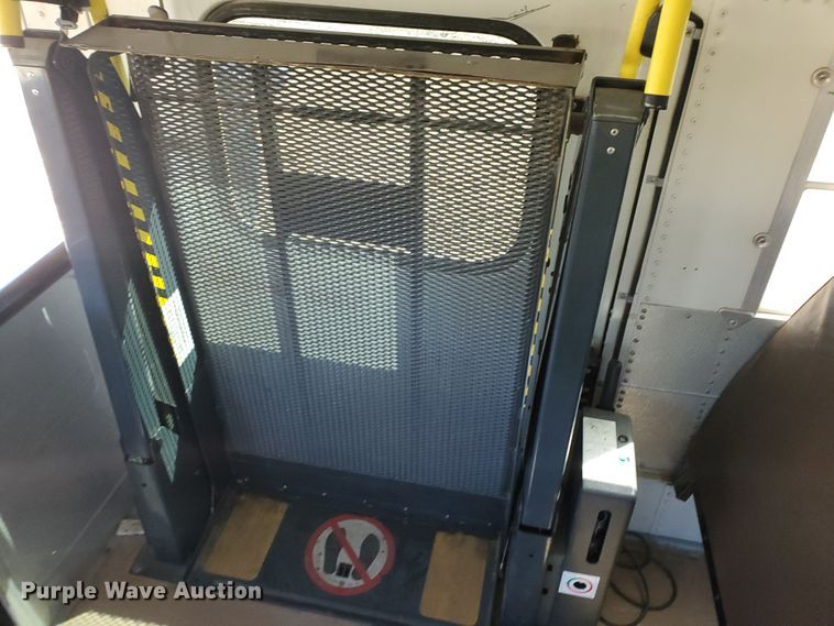 image for item IX9037 2001 International 3800  school bus