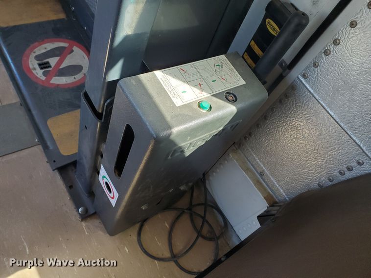 image for item IX9037 2001 International 3800  school bus