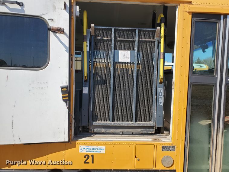 image for item IX9037 2001 International 3800  school bus