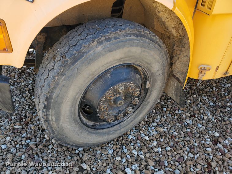 image for item IX9037 2001 International 3800  school bus