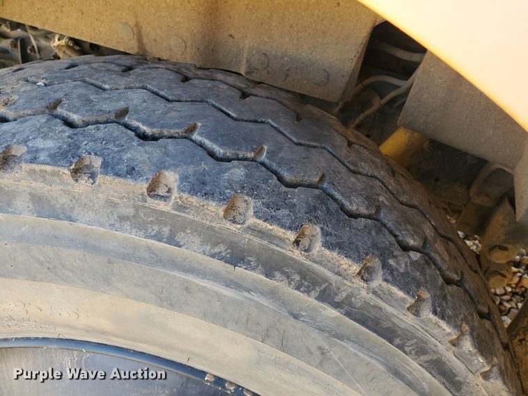 image for item IX9037 2001 International 3800  school bus