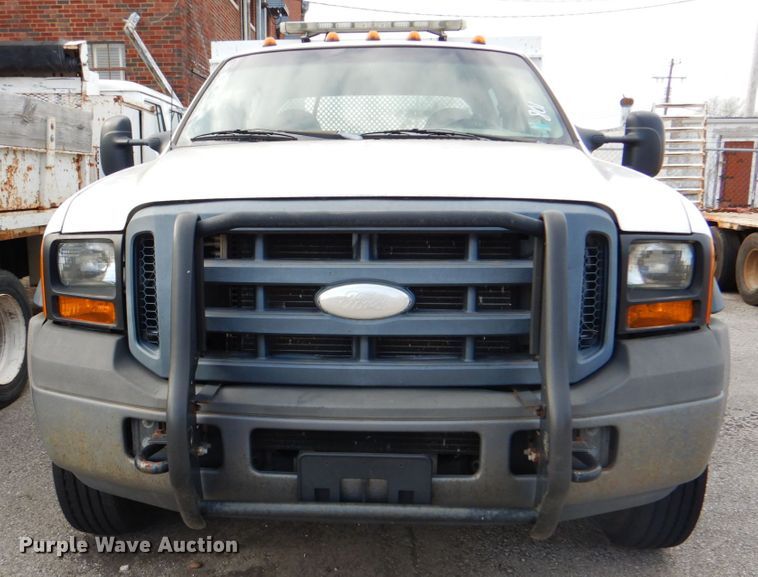 image for item IY9406 2006 Ford F450 Super Duty XL  flatbed truck