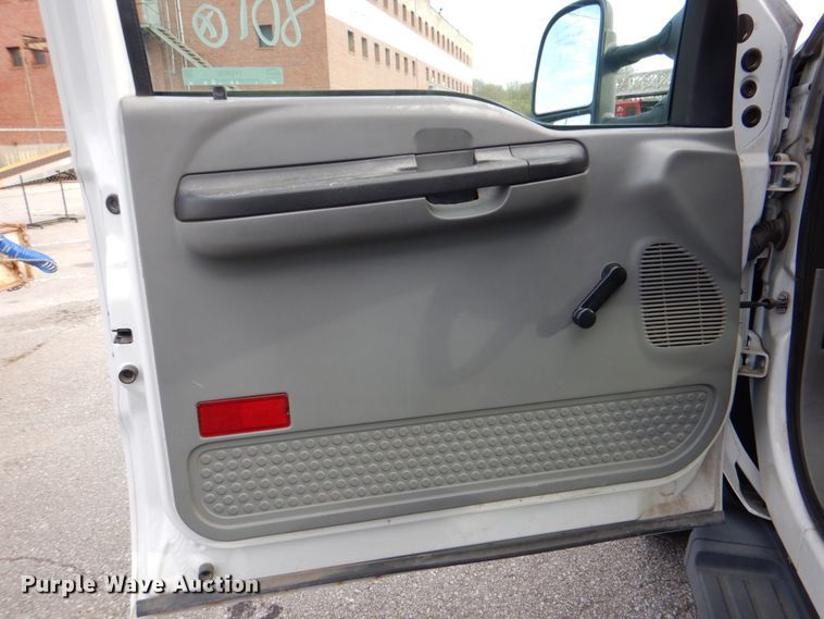 image for item IY9406 2006 Ford F450 Super Duty XL  flatbed truck