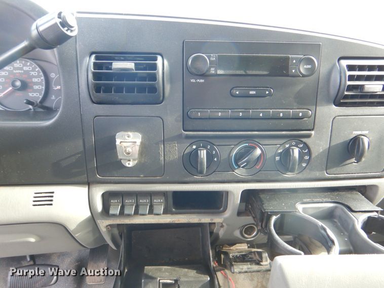 image for item IY9406 2006 Ford F450 Super Duty XL  flatbed truck