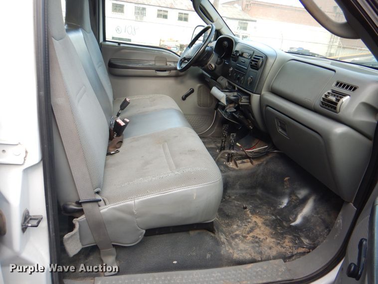 image for item IY9406 2006 Ford F450 Super Duty XL  flatbed truck