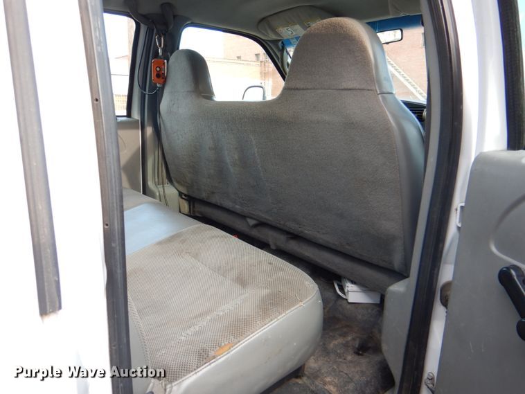 image for item IY9406 2006 Ford F450 Super Duty XL  flatbed truck