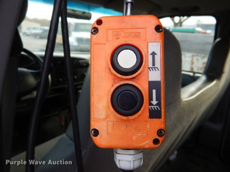 image for item IY9406 2006 Ford F450 Super Duty XL  flatbed truck