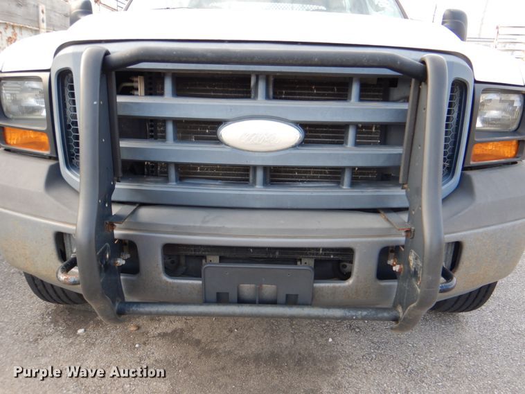 image for item IY9406 2006 Ford F450 Super Duty XL  flatbed truck