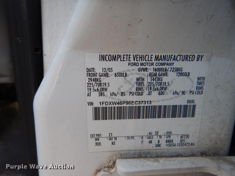 image for item IY9406 2006 Ford F450 Super Duty XL  flatbed truck