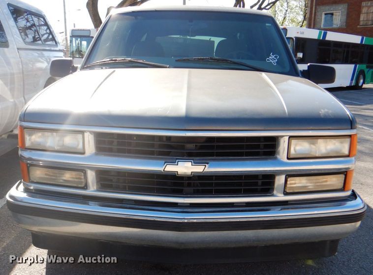 image for item IY9412 1999 Chevrolet Suburban  SUV