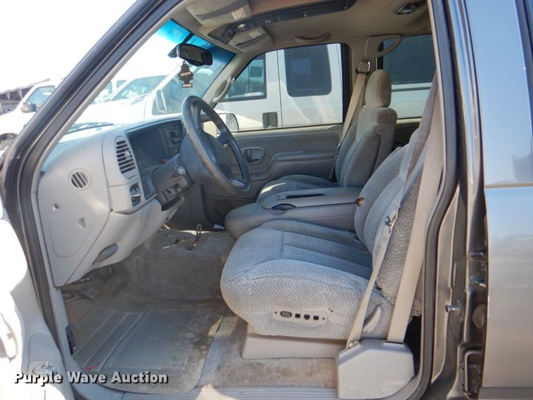 image for item IY9412 1999 Chevrolet Suburban  SUV