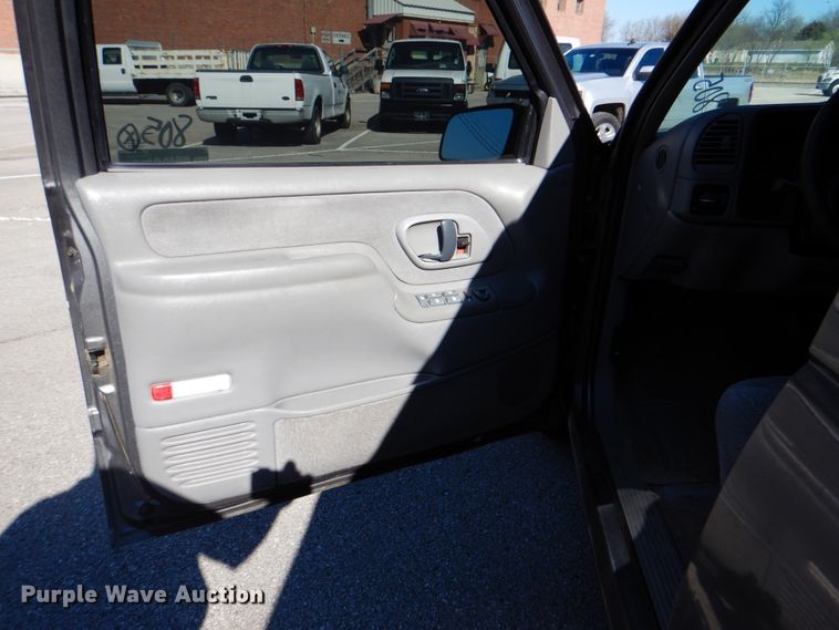 image for item IY9412 1999 Chevrolet Suburban  SUV