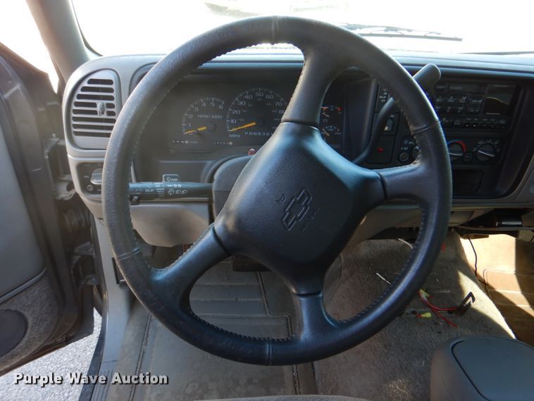 image for item IY9412 1999 Chevrolet Suburban  SUV