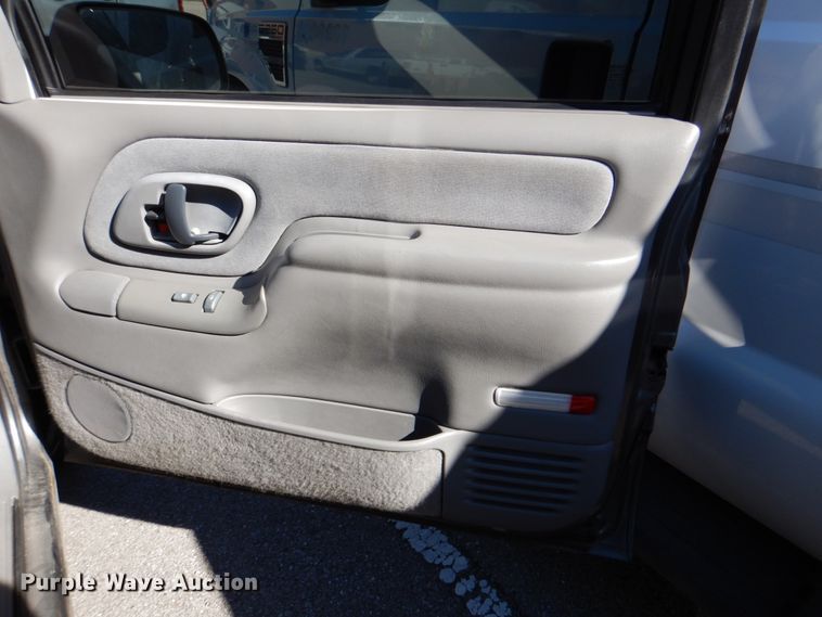 image for item IY9412 1999 Chevrolet Suburban  SUV