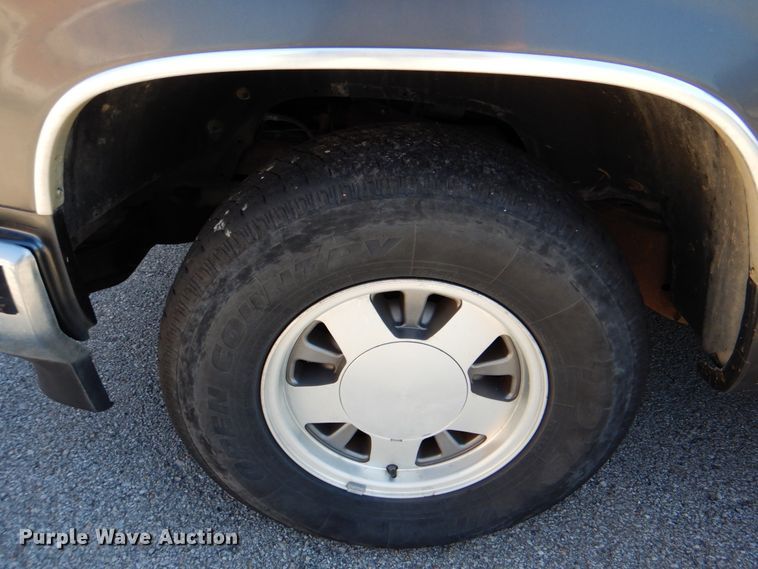 image for item IY9412 1999 Chevrolet Suburban  SUV