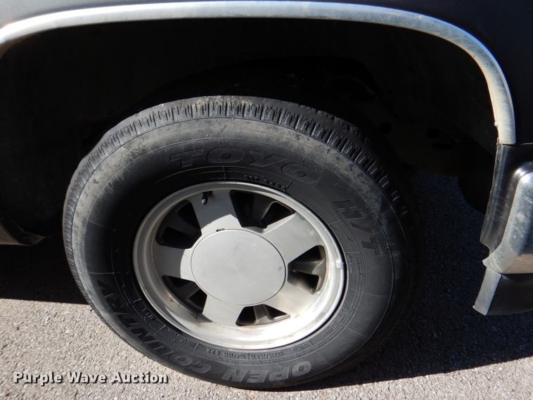 image for item IY9412 1999 Chevrolet Suburban  SUV