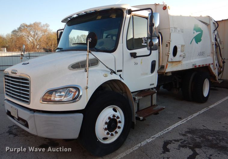 image for item IY9420 2005 Freightliner M2 Business Class  refuse truck