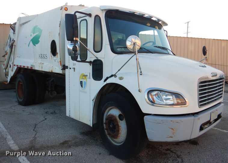 image for item IY9420 2005 Freightliner M2 Business Class  refuse truck
