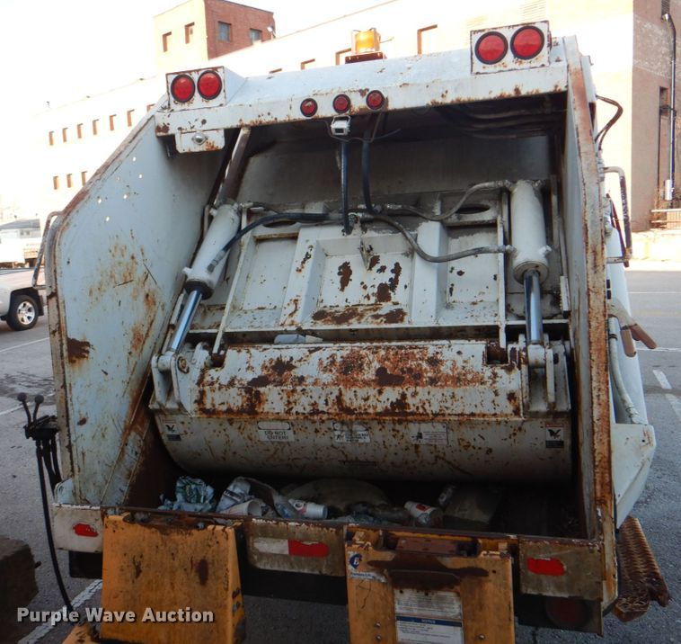 image for item IY9420 2005 Freightliner M2 Business Class  refuse truck