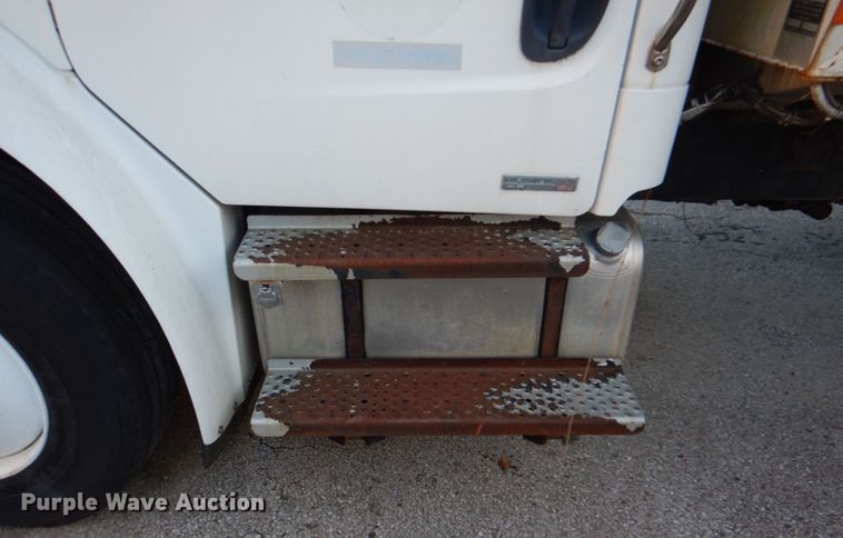 image for item IY9420 2005 Freightliner M2 Business Class  refuse truck