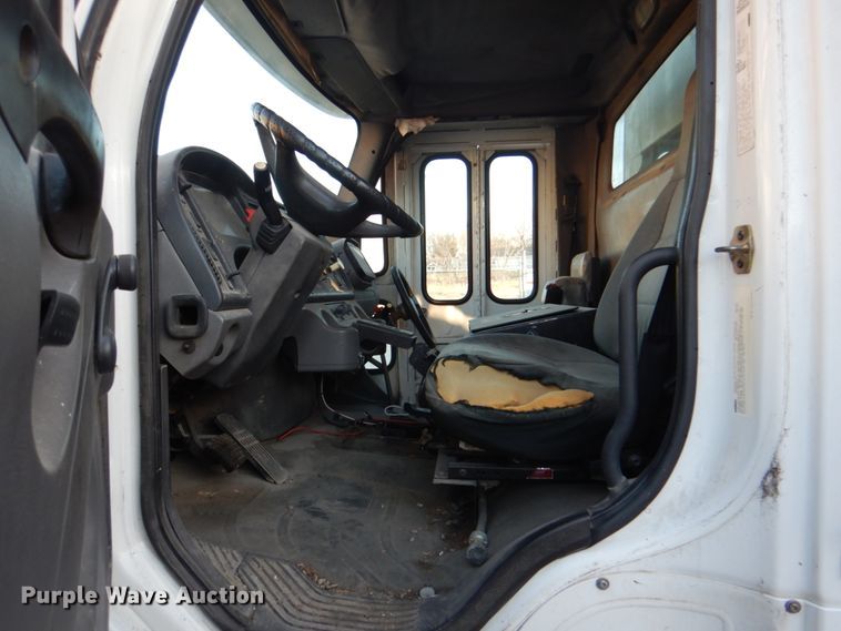 image for item IY9420 2005 Freightliner M2 Business Class  refuse truck