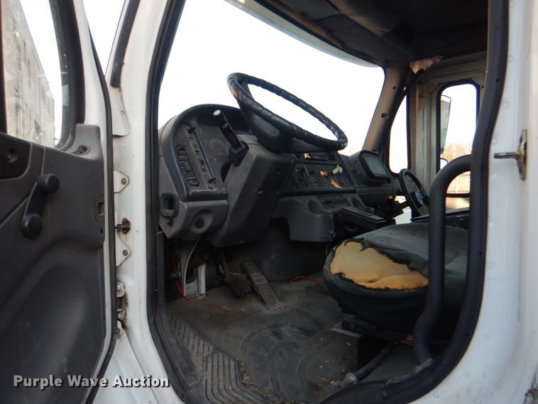 image for item IY9420 2005 Freightliner M2 Business Class  refuse truck