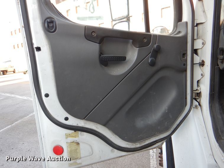 image for item IY9420 2005 Freightliner M2 Business Class  refuse truck