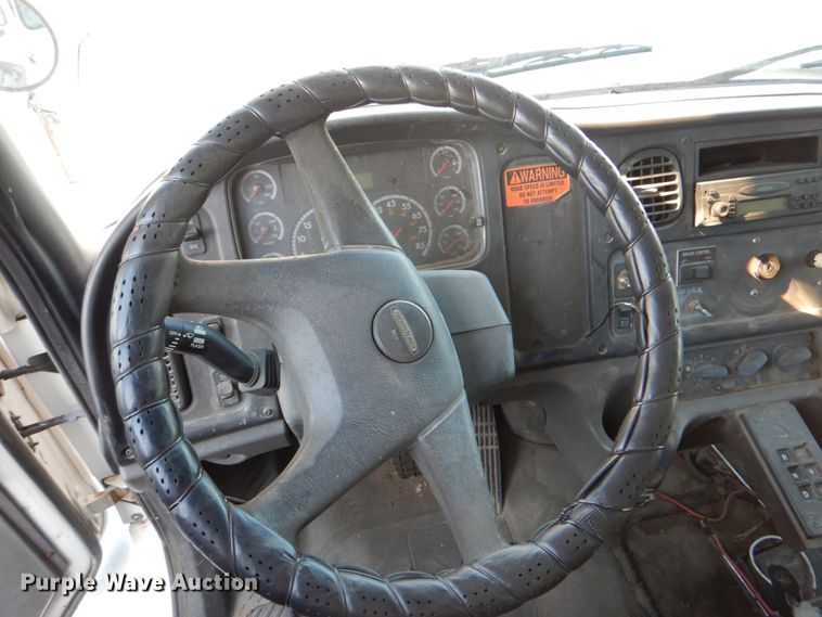 image for item IY9420 2005 Freightliner M2 Business Class  refuse truck