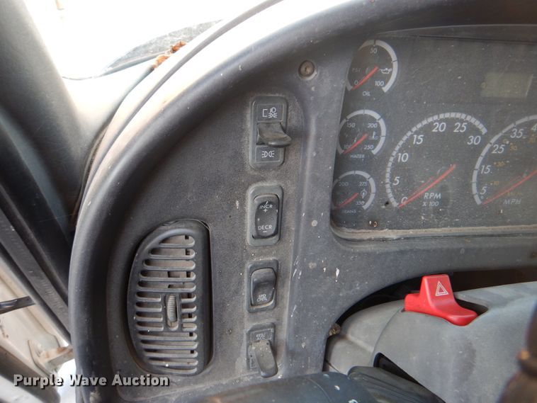 image for item IY9420 2005 Freightliner M2 Business Class  refuse truck