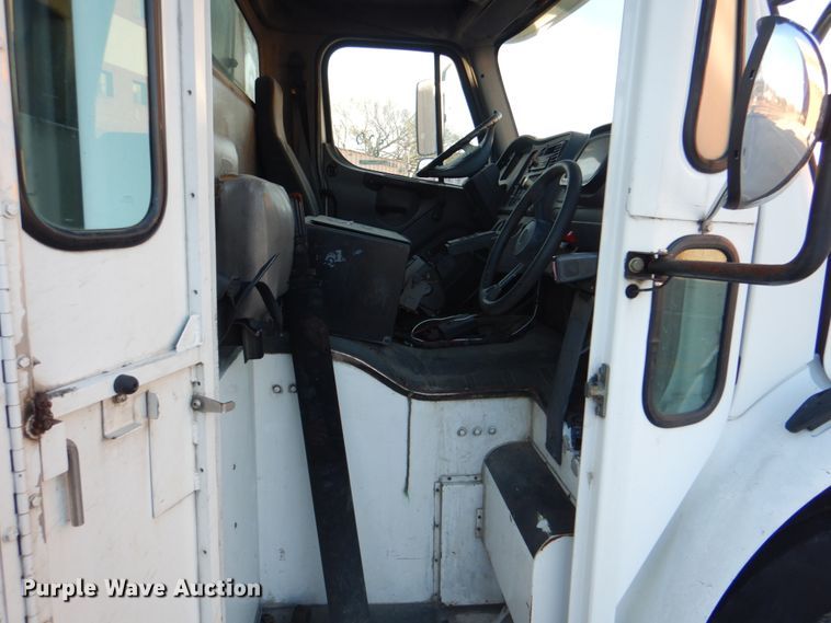 image for item IY9420 2005 Freightliner M2 Business Class  refuse truck