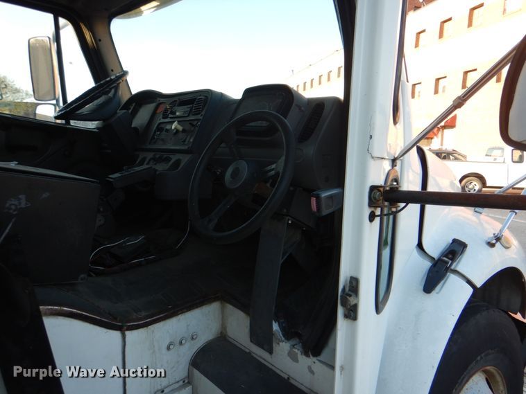 image for item IY9420 2005 Freightliner M2 Business Class  refuse truck