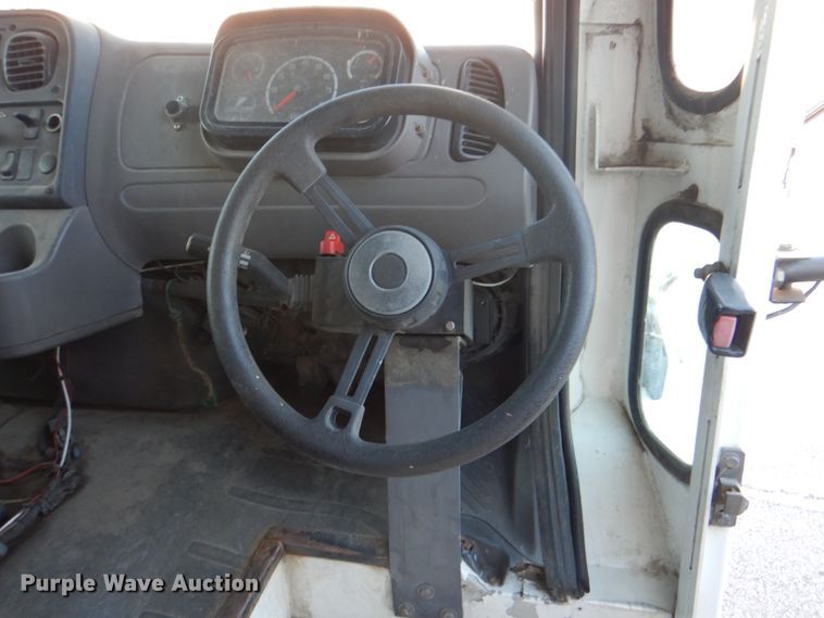 image for item IY9420 2005 Freightliner M2 Business Class  refuse truck