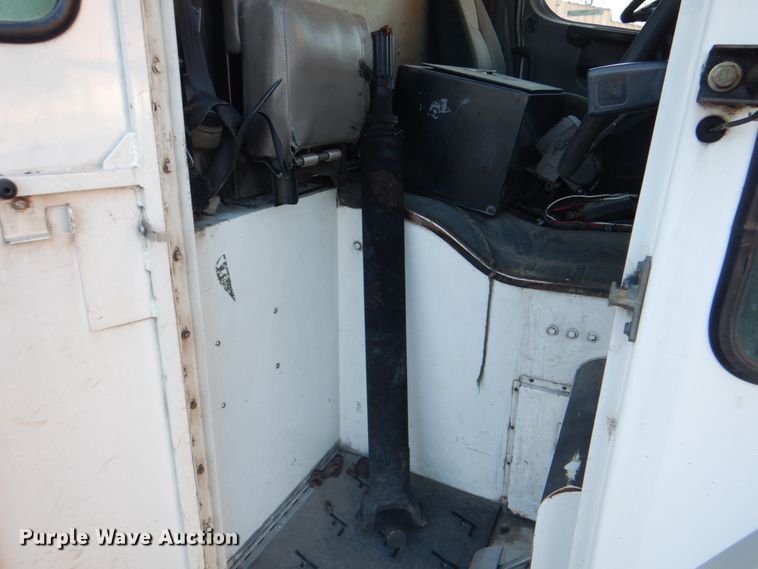 image for item IY9420 2005 Freightliner M2 Business Class  refuse truck