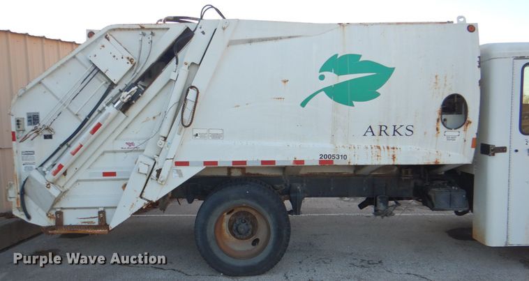 image for item IY9420 2005 Freightliner M2 Business Class  refuse truck